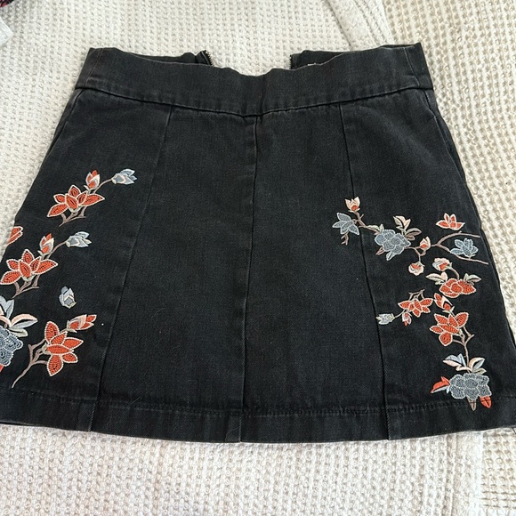 TOPSHOP Black denim embroidered skirt - Picture 1 of 4